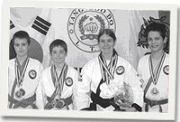 Siân Moran ac enillwyr o Ysgol Tang Soo Do yn Aberdâr