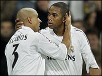 Robinho (dir.) abraça Roberto Carlos durante jogo do Real Madri