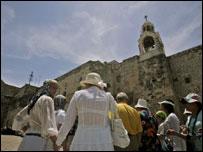 Turistas visitam Igreja da Natividade, em Belém