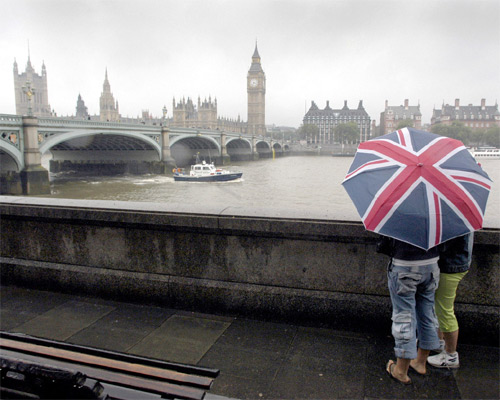 tourists in the rain in London