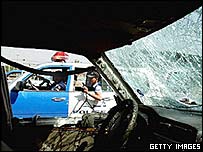 Carro da polícia danificado por atentado em Bagdá