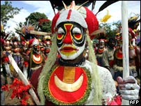 Membros de tribo da Papua Nova Guiné participam de festival em Goroka (imagem de arquivo)