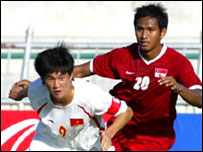 Tiền đạo Công Vinh trong trận gặp Singapore