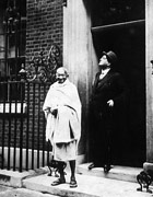 Gandhi on the steps of 10, Downing Street