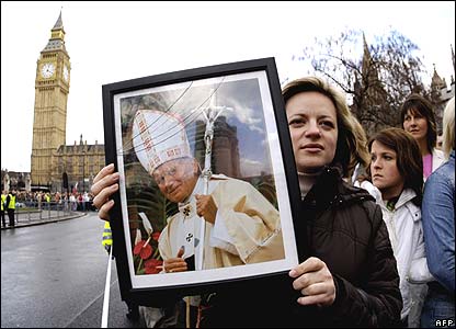 Sekitar 2.000 peziarah menyampaikan hormat mereka kepada Johannes Paulus di pusat kota London