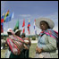 Índios Aymara passam em frente a bandeira de países representados