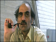 مهران کریمی در نمایی از فیلم"سرآلفرد فرودگاه شارل دوگل ساخته مشترک ملیسا هیبارد و حمید رحمانیان 