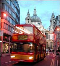 Ônibus de dois andares nas ruas de Londres, com a catedral de São Paulo ao fundo