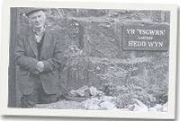 Gerald Williams o flaen yr Ysgwrn