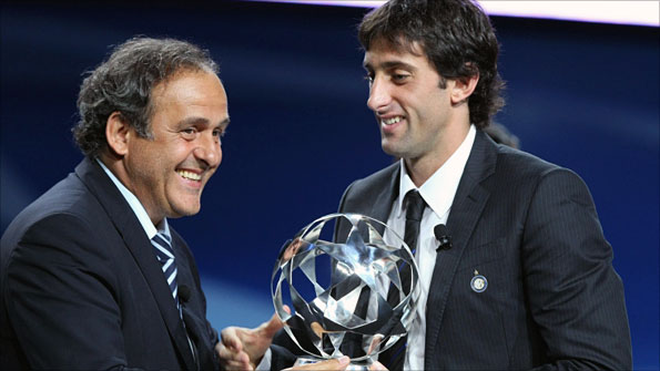 Inter forward Diego Milito and Uefa president Michel Platini at the Champions League draw - photo: AP