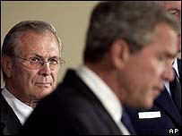 Donald Rumsfeld (à esquerda)