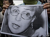 Пані Політковську, провідного критика Кремля, яка писала про порушення прав людини у Чечні, застрелили у 2006 році у під'їзді будинку, де вона жила