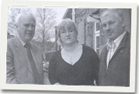 Y cyng Louise Hughes yn derbyn y ddeiseb gan y cyng Arwel Pierce a'r cyng tref Alun Wyn Evans