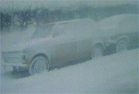 Car mewn lluwch yn ystod eira mawr 1982