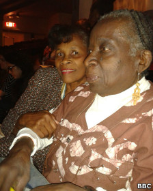 Sadie Campbell (à esquerda) na plateia do Apollo