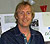 Rhys Ifans yn ymweld â'r maes