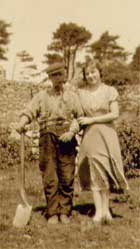 Taid a Mam yng nghefn yr efail