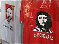 Áo phông với hình 'Bác Hồ' và Che Guevara được bán ở nhiều cửa hàng souvenir tại VN