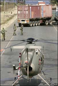 Helicóptero militar em estrada bloqueada no oeste do Quênia