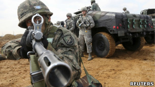 韩美联合军演一名韩国士兵在平泽美军基地附近据点持枪戒备（14/3/2013）