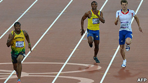Álex Quiñónez y al lado de Yohan Blake