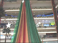 Árvore e enfeites de Natal em shopping no Egito