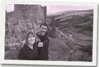 Heledd Cynwal a Iolo Williams yn ffilmio'r rhaglen Crwydro ar S4C