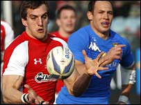 Sam Warburton ar ei ffordd i'r llinell gais