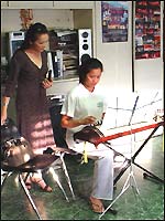 Ca sĩ Như Quỳnh cũng là một gương mặt quen thuộc ở trường Lạc Hồng