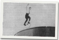 Fred ar ei feic ar ymyl llong