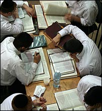 Judeus ortodoxos estudando