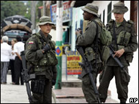 Policiais colombianos na cidade de Rivera, onde nove vereadores foram mortos pelas Farc