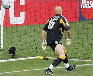 فابين بارتزدروازه بان فرانسه نتوانست مانع از ورود توپ به دروازه تيمش شود