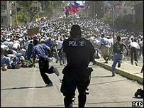 Polícia dispara para dispersar protesto contra o governo