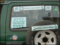 Bir otomobile yapıştırılmış evet ilanları