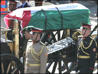 Arafat'ın tabutunu taşıyan kortej