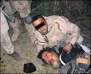 Soldado americano e Saddam Hussein
