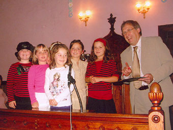 Yr arweinydd gyda pharti cyd-adrodd dan 16 oed