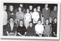 Rhai o ddisgyblion Antur Liwt gyda Cai Tomos yn ei weithdy dawns.