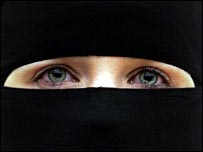 Peçe takmış bir kadın