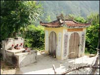 Miếu cổ làng quê