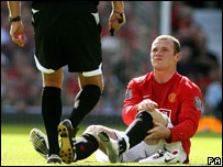 Wayne Rooney injured, sitting on the pitch