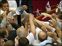 Сутички в Верховній Раді. Дипломати коментують можливість розпуску дипломатично