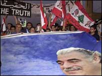 Manifestantes exibem cartaz com rosto de Rafik Hariri