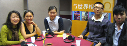 主持人天舒(左一)和于苗苗(左二)、郭怡（中）、段铁铮(右一)、张学林(右二)