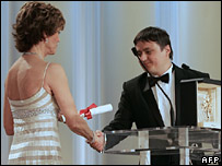 क्रिस्टियन मुंजियू को पुरस्कार देती जेन फ़ोंडा