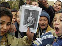 Escolares iraquianos manifestam democraticamente sua preferência política