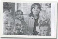 Mererid Hopwood gyda rhai o ddisgyblion Ysgol Gymraeg Caerffili