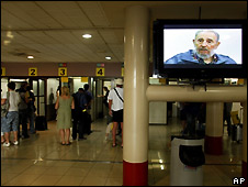 Televisor muestra a Fidel Castro en el aeropuerto de La Habana