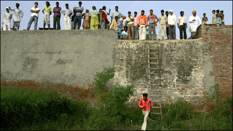 Vecinos de una aldea en las inmediaciones de la frontera (Foto: AP)